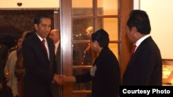 Presiden Joko Widodo disambut Menteri Luar Negeri Retno Marsudi dan Kepala BIN Sutiyoso di California, Minggu sore (14/2).