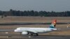 Un vol de South African Airways (SAA) est vu sur le tarmac avant de quitter l'aéroport international de Tambo à Johannesburg le 23 septembre 2021.