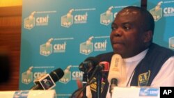 Le président de la CENI, Rev. Ngoy Mulunda, parle à Kinshasa le 27 nov. 2011