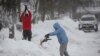 Los vecinos de Búfalo, en Nueva York, despejan la nieve acumulada frente a sus viviendas el 26 de diciembre de 2022.