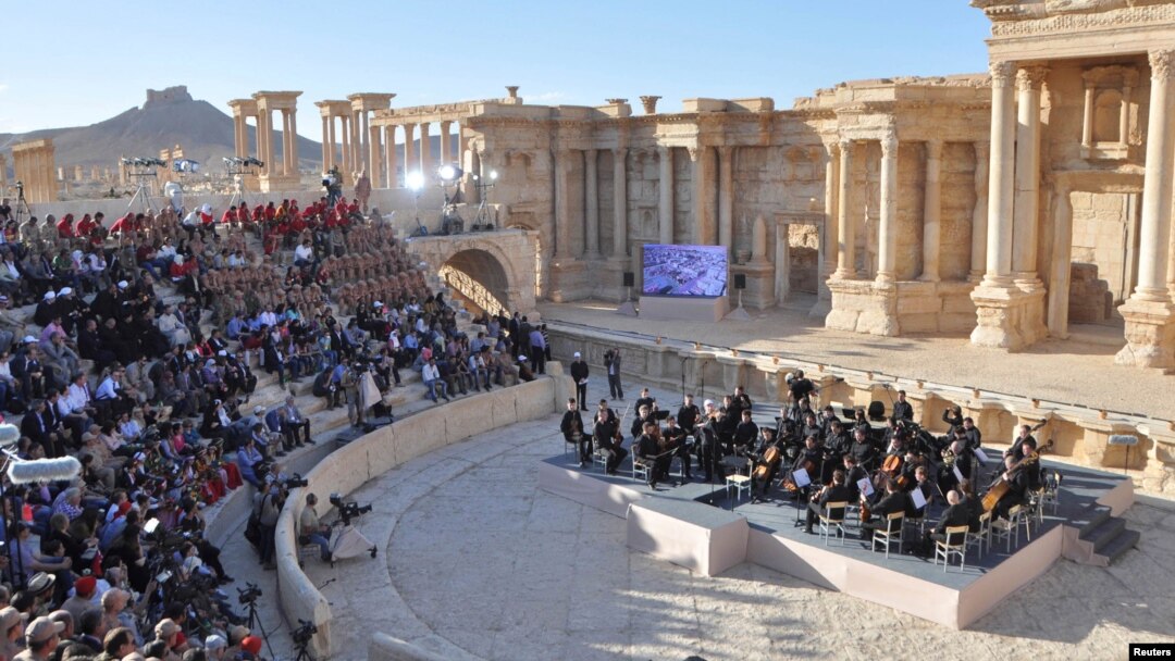 Teater Mariinsky dari Rusia tampil di ampiteater kota Palmyra, Suriah (5/5). 