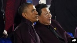 El presidente Barack Obama, y el mandatario chino, Xi Jinping, obervan los fuegos artificiales en Beijin.