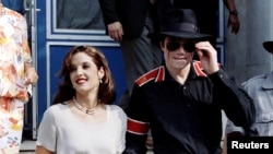 FILE PHOTO: Michael Jackson da matarsa Lisa Marie Presley-Jackson