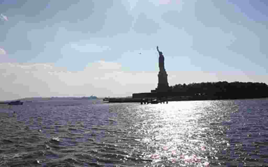 "La libertad iluminando el mundo", es el nombre original de este monumento, desde la distancia y en nuestra despedida, comprendemos su significado. Hasta nuestro próximo encuentro.