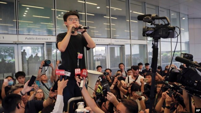 Nhà hoạt động dân chủ Hong Kong Joshua Wong và người biểu tình hôm 17/6/2019.