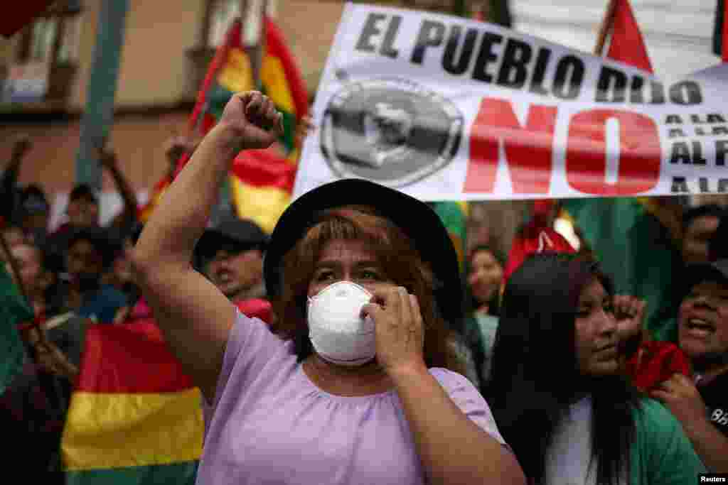 Los motines policiales se desataron mientras la oposición estaba en las calles exigiendo la renuncia de Morales tras su reelección para un cuarto mandato en los cuestionados comicios del 20 de octubre.