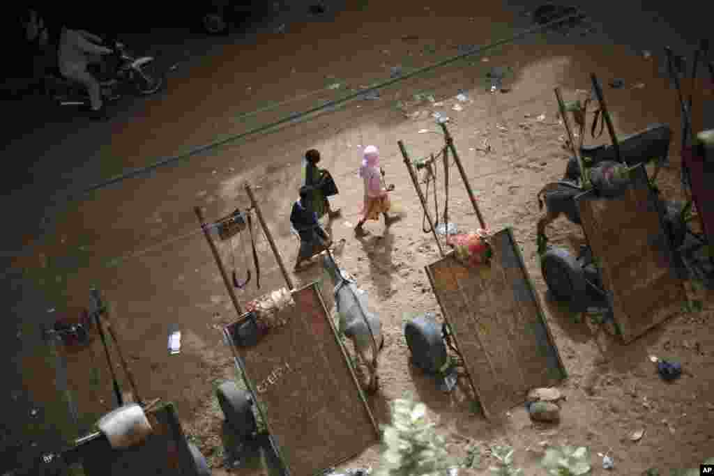 Three Malian girls walk in the streets of Gao, Mali, January 31, 2013.