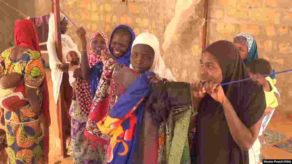 Ces femmes sont mariées à des ex-combattants de Boko Haram qui se sont rendus. D'autres sont toujours dans le groupe djihadiste, Diffa, Niger, le 17 avril 2017 (VOA/Nicolas Pinault)