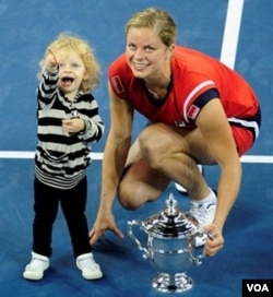 Juara bertahan tahun lalu, Kim Clijsters menempati unggulan kedua. Kim berpose bersama anak perempuannya pada saat menerima piala.