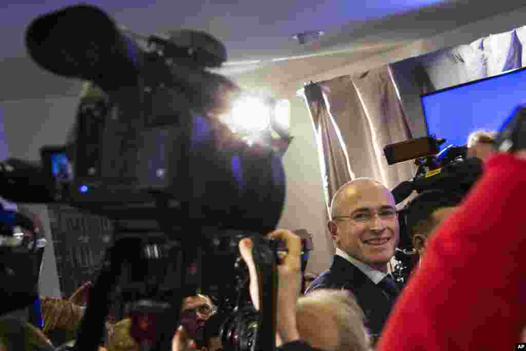 Ông Mikhail Khodorkovsky đến địa điểm họp báo ở Berlin, Đức, cuộc họp báo đầu tiên sau khi ông được phóng thích khỏi một nhà tù ở Nga, 22/12/13.
