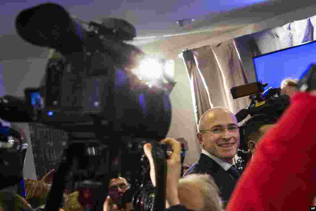 Mikhail Khodorkovsky, center, arrives for his first news conference after his release from a Russian prison, Berlin, Germany, Dec. 22, 2013.&nbsp;