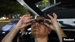 Građani tokom posmatranja prstenastog pomračenja Sunca (REUTERS/Henry Romero)