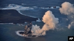 지난 20일 일본 태평양 해상에서 해저 화산이 폭발한 뒤, 일본 해상보안청이 오가사와라 제도 니시노시마 인근 해상에서 직경 2백 미터 정도의 새로운 섬을 확인했다.