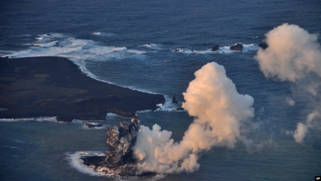 Pulau baru di gugusan pulau tak berpenghuni di Ogawara, lepas pantai Noshinoshima, Jepang (20/11). 