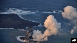 Pulau baru di gugusan pulau tak berpenghuni di Ogawara, lepas pantai Noshinoshima, Jepang (20/11). 