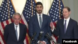 L'intérieur turc Enes Kanter entre les sénateurs Ed Markey, à gauche, et Ron Wyden 