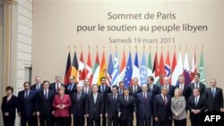 Paris'te Elysee Sarayı'nda yapılan ve Libya'da Kaddafi rejimine karşı askeri harekata girişme kararının alındığı kriz zirvesine katılan Amerikalı, Avrupalı ve Arap liderler (19 Mart 2011)