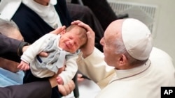 El papa Francisco acaricia a un bebé durante una audiencia para miembros de la diócesis de Mofetta y Ugento-Santa Maria di Leuca, en el Vaticano, el sábado 1 de diciembre de 2018.