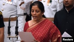 Nirmala Sitharaman, politisi dari partai berkuasa Bharatiya Janata Party (BJP) diambil sumpahnya sebagai Menteri Pertahanan di New Delhi, India hari Minggu (3/9). 