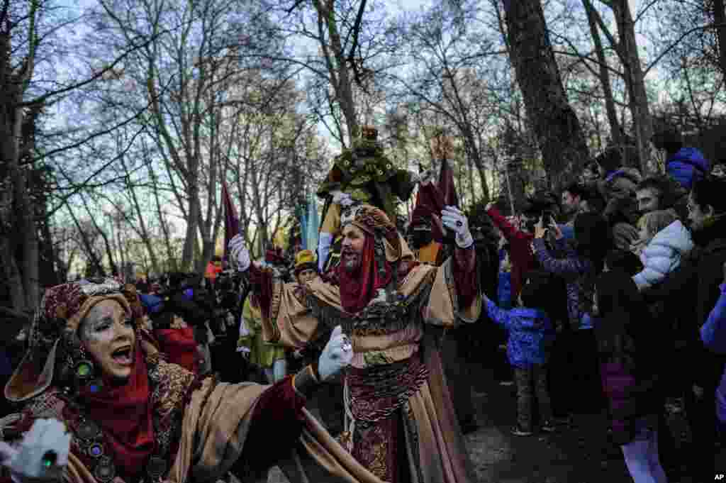 La gente disfruta la Cabalgata de los Reyes Magos el día antes de la Epifanía, en Pamplona, norte de España.