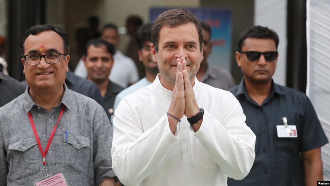 Rahul Gandhi, Presiden partai Kongres, partai oposisi utama, usai memberikan suara di New Delhi, Minggu (12/5). 