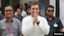 Rahul Gandhi, Presiden partai Kongres, partai oposisi utama, usai memberikan suara di New Delhi, Minggu (12/5). 