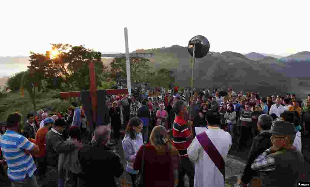 Catholic devotees attend a procession at the Cruzeiro mountain to mark Good Friday in Goncalves, in the state of Minas Gerais, southwestern Brazil, April 18, 2014.&nbsp;