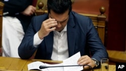 Thủ tướng Hy Lạp Alexis Tsipras đọc ghi chép của mình trong một cuộc họp Quốc hội ở Athens, 16/7/2015. 