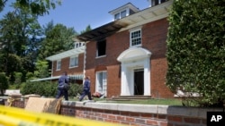 Muestras de ADN recogidas de una pizza parcialmente consumida hallada entre los restos de la casa incendiada llevaron a la Policía hasta Daron Wint, de 37 años, quien es sospechoso del crímen.