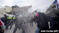 Abashyigikiye Trump bahanganye na polisi bagerageza kwinjira muri "Capitol".