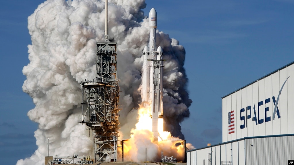 Tên lửa Falcon 9 của SpaceX phóng từ mũi Canaveral, Florida, 6/2/2018. 