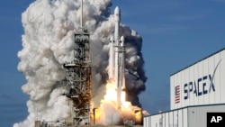Tên lửa Falcon 9 của SpaceX phóng từ mũi Canaveral, Florida, 6/2/2018. 