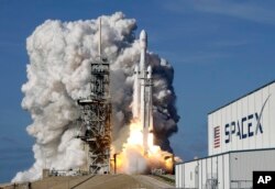 A Falcon 9 SpaceX heavy rocket lifts off from pad 39A at the Kennedy Space Center in Cape Canaveral, Fla., Feb. 6, 2018.
