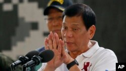 Presiden Filipina Rodrigo Duterte berbicara dalam kunjungan ke San Miguel, Filipina (15/9). (AP/Bullit Marquez)