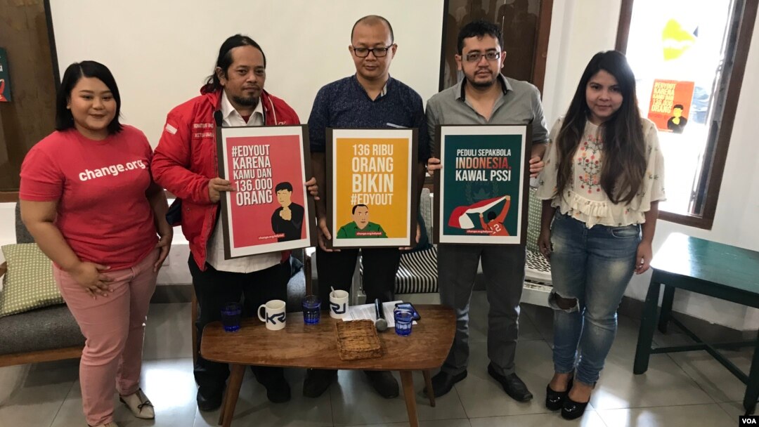 Dari kiri ke kanan: Ketua Paguyuban Supporter Timnas Indonesia, Ignatius Indro, Aktivis Indonesia Corruption Watch yang juga menggagas petisi "Edy Harus Mundur", Emerson Yuntho, peneliti hukum olahraga Eko Noer Kristyanto, dalam konferensi pers di Jakarta