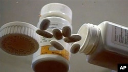 Sampel Nevirapine, obat antiretroviral AIDS yag digunakan sejak 1990-an, diperagakan di the National Institutes of Health in Memphis, Tennessee, hari Senin 13 Desember 2004 (foto: AP Photo/APTN)
