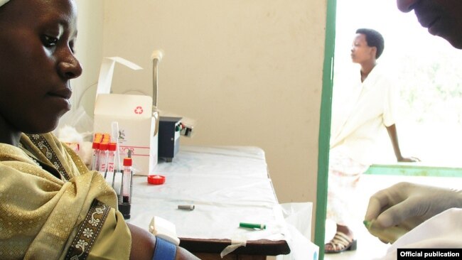 Una mujer se somete a una prueba de VIH en Mukono, Uganda. Banco Mundial / Arne Hoel
