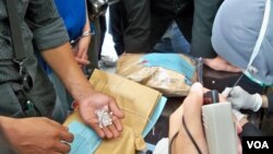 Petugas Badan Narkotika Nasional (BNN) menunjukkan narkoba hasil sitaan (VOA/Andylala Waluyo).
