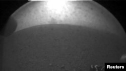 這是美國宇航局的“好奇號”火星探測器星期天在火星着陸後發回地面首批圖像中的一張