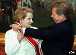 Havel memberikan penghargaan tertinggi Singa Putih kepada Menteri Luar Negeri Madeleine Albright di Istana Praha, 14 Juli 1997 (AP).