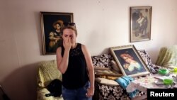 Una mujer israelí dentro de su apartamento semidestruido por un cohete de Hamas en Ashdod, Israel, el 17 de mayo de 2021.