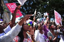 Perempuan meneriakkan slogan-slogan selama demonstrasi untuk memprotes kekerasan terhadap perempuan, di Nairobi, Kenya. (Foto: AFP)