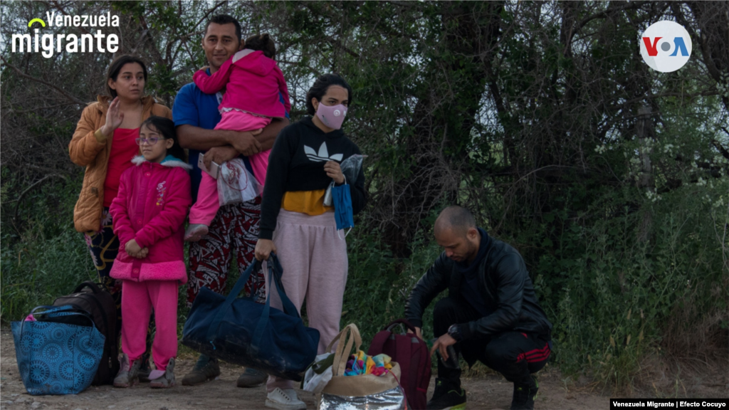 Cansancio y gratitud son los sentimientos que predominan entre los venezolanos que logran cruzar el Río Grande en busca de una nueva vida en EE. UU.
