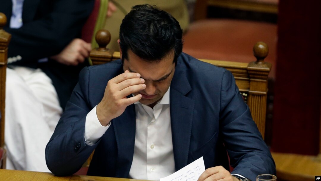 Perdana Menteri Alexis Tsipras membacakan catatannya pada pertemuan dengan parlemen di Athena, Kamis (16/7).