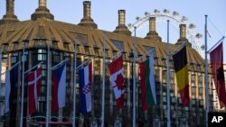 Bendera nergara-negara anggota NATO dikibarkan di halaman gedung parlemen Inggris (Parliament Square), di London, Inggris, saat berlangsungnya KTT NATO, 3 dan 4 Desember 2019. 