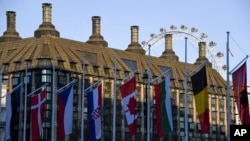 Des drapeaux des pays membres de l'OTAN sur la place du Parlement à Londres, qui accueille le sommet de l'alliance les 3 et 4 décembre 2019.