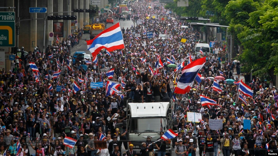 Đoàn người biểu tình chống chính phủ tuần hành về hướng Bộ Tài chính ở Bangkok, 25/11/13