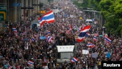 Đoàn người biểu tình chống chính phủ tuần hành về hướng Bộ Tài chính ở Bangkok, 25/11/13