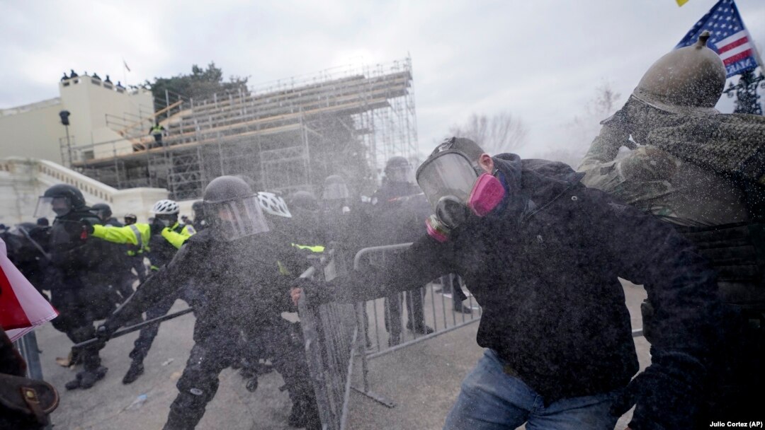 Abashyigikiye Trump bahanganye na polisi bagerageza kwinjira muri "Capitol".