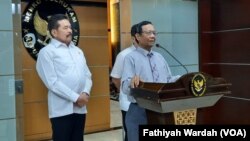 Menko Polhukam Mahfud MD (kanan) ketika jumpa pers bersama Jaksa Agung Sanitiar Burhanuddin untuk mengklarifikasi pernyataan Jaksa Agung soal Tragedi Semanggi di Jakarta, 22 Januari 2020 (foto: dok).